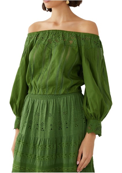 Şık Yeşil Nakışlı Off-Shoulder Bluz