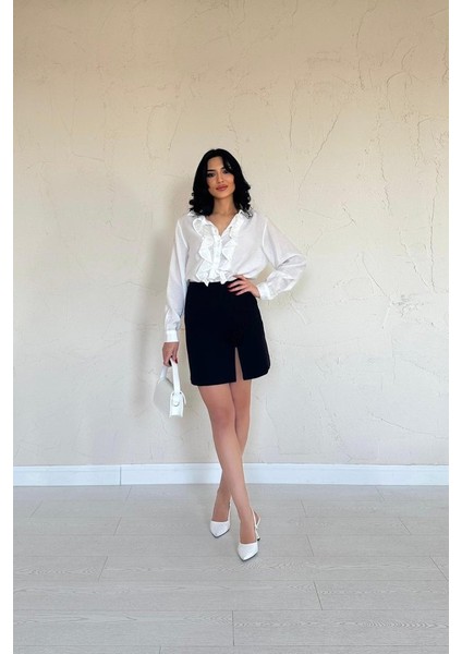 Siyah Yırtmaçlı Gül Detaylı Mini Etek