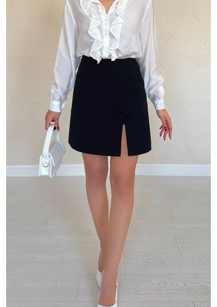 Siyah Yırtmaçlı Gül Detaylı Mini Etek modelleri