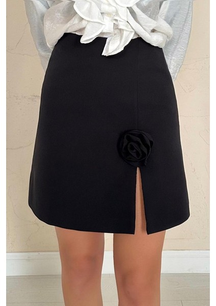 Siyah Yırtmaçlı Gül Detaylı Mini Etek fırsatları