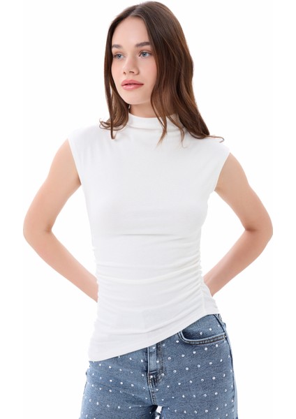 Kadın Beyaz Dik Yaka Kısa Kollu Büzgü/Drape Detaylı Fitted/Vücuda Oturan Asimetrik Örme Bluz fiyatları