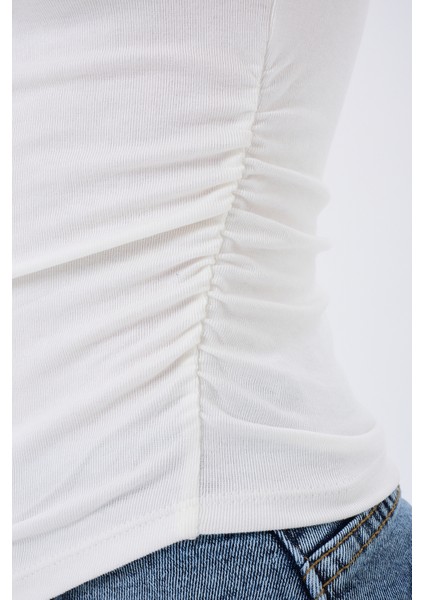 Kadın Beyaz Dik Yaka Kısa Kollu Büzgü/Drape Detaylı Fitted/Vücuda Oturan Asimetrik Örme Bluz indirimleri
