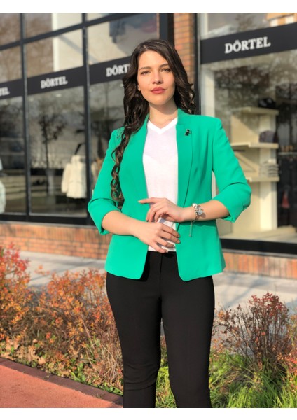 Kadın Bronş Detaylı Truvakar Kol Blazer Ceket