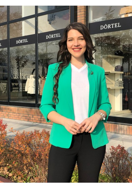 Kadın Bronş Detaylı Truvakar Kol Blazer Ceket fiyatları