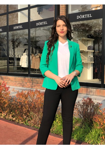 Kadın Bronş Detaylı Truvakar Kol Blazer Ceket modelleri