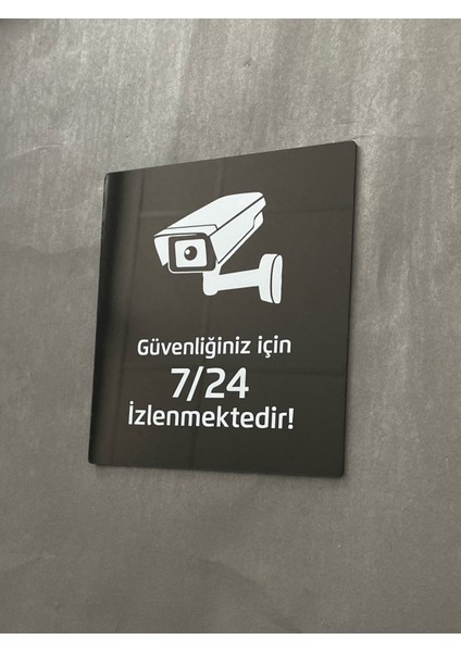Siyah Parlak Pleksi 724 Kamera ile Izlenmektedir Uyarı Levhası