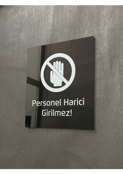 Siyah Parlak Pleksi Personel Harici Girilmez Uyarı Levhası
