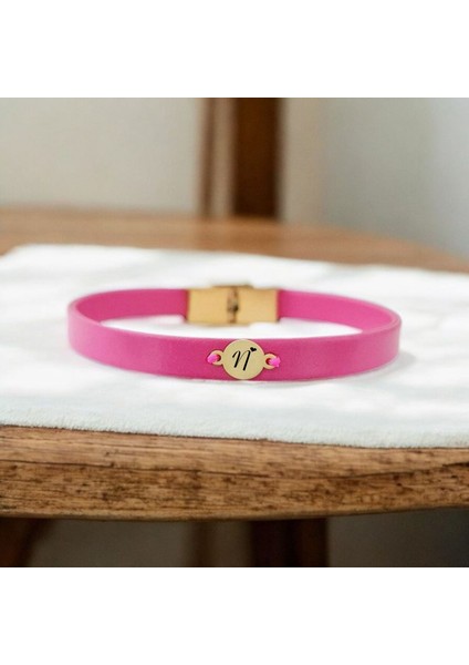 Altın Plakalı 14 Ayar Kadınlar İçin Derili Yuvarlak Figürlü Harfe Özel Bileklik-394Harf-Pembe