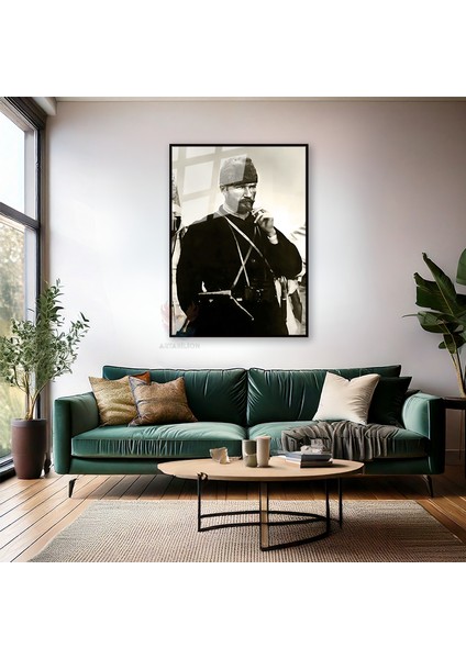 Genç Atatürk Siyah Beyaz Metal Çerçeveli Cam Tablo Dikey Duvar Dekoru Ev Ofis Tablo Modeli