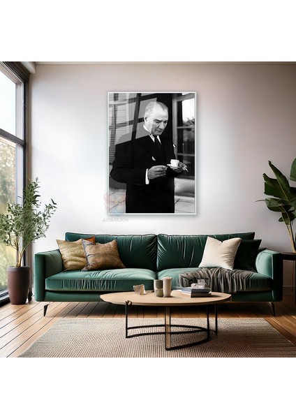Dikey Metal Çerçeveli Cam Tablo Kahve Içen Atatürk Görseli Duvar Tablosu Ev Ofis Dekoru