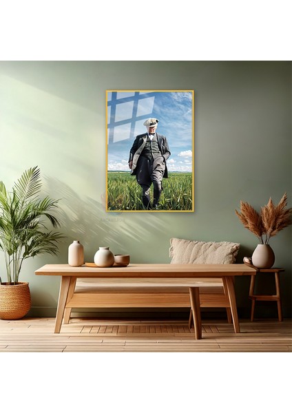 Tarlada Yürüyen Atatürk Görseli Metal Çerçeveli Cam Tablo Dikey Tablo Renkli Atatürk Tablosu