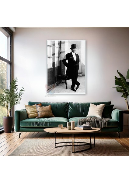 Metal Çerçeveli Cam Atatürk Tablo Modeli Şapkalı Atatürk Görseli Dikey Duvar Tablosu