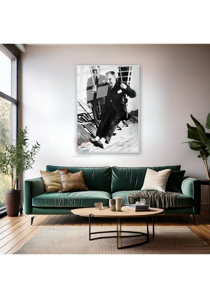 Salıncakta Sallanan Atatürk Görseli Metal Çerçeveli Cam Tablo Modeli Atatürk Tablosu