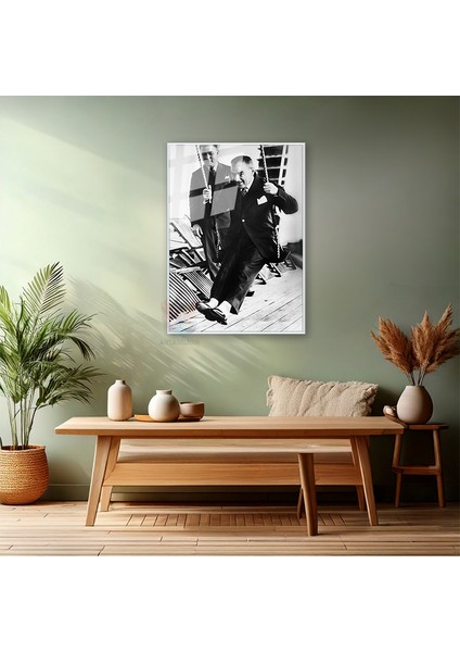 Salıncakta Sallanan Atatürk Görseli Metal Çerçeveli Cam Tablo Modeli Atatürk Tablosu