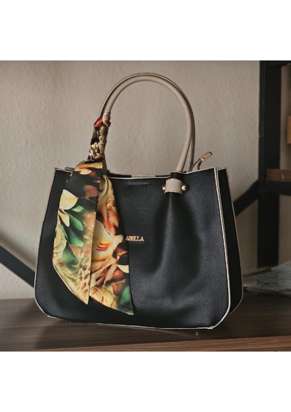 Zarif Siyah Çanta ve Desenli Fular Kombinasyonu