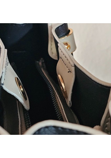 Zarif Siyah Çanta ve Desenli Fular Kombinasyonu indirimleri