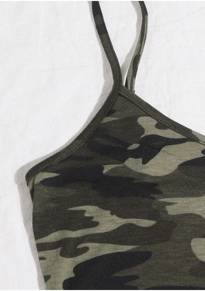 Kadın Kamuflaj Desenli Askılı Crop Top ve Şortlu Gecelik Takım