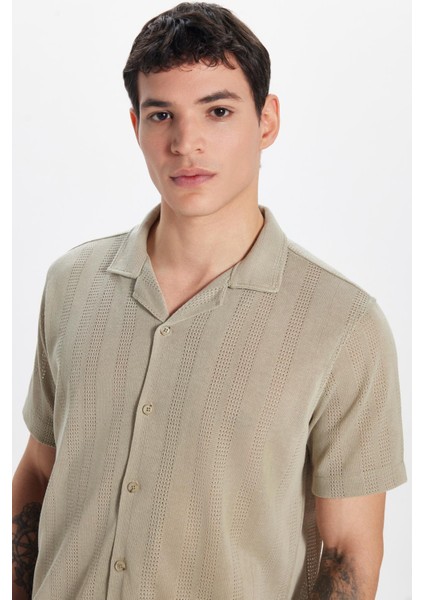 Erkek Slim Fit Örme Kumaş Apaş Yaka Rahat Kullanım Kısa Kol Bej Gömlek
