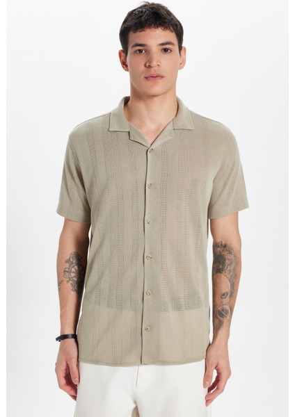 Erkek Slim Fit Örme Kumaş Apaş Yaka Rahat Kullanım Kısa Kol Bej Gömlek
