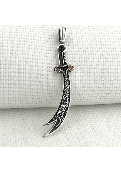 925 Ayar Gümüş Kırmızı Taşlı La Feta Illa Ali La Seyfe Illa Yazılı Zülfikar Kolye Ucu