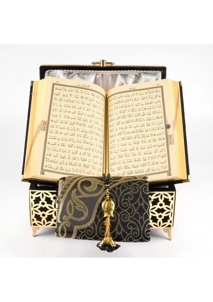 Desenli Kutu Çeyizlik, Seccade + Tesbih + Kuran Hediye Seti (Çanta Boy, Kadife, Siyah, Elif-Vav) fırsatları