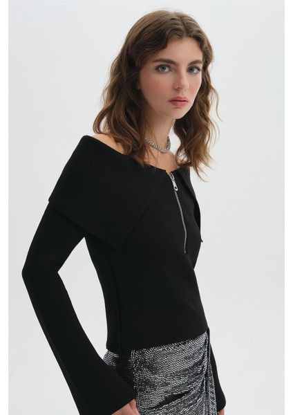 Siyah Kayık Yaka Fermuarlı Triko Kazak fiyatları
