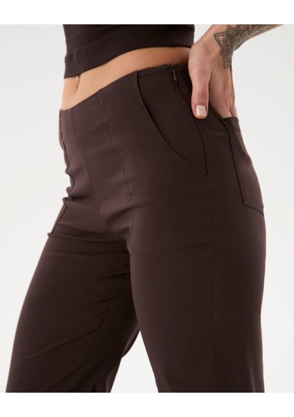 Kadın Kahverengi Flare Pensli Pantolon - Yüksek Bel, Bol Paça, Paça Pens Detaylı, Yandan Fermuarlı, Günlük ve Hafif Spor Aktiviteleri İçin Rahat ve Şık Pantolon modelleri