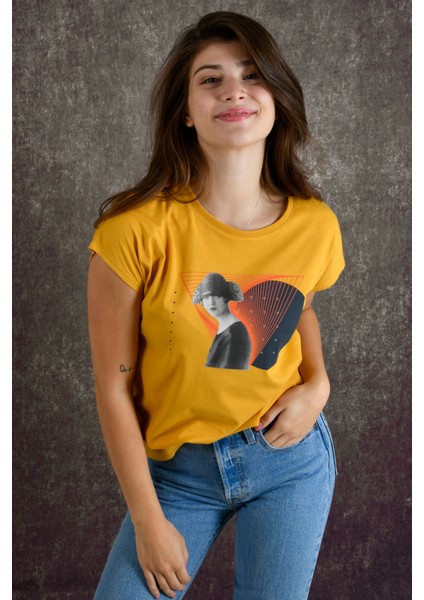 Staring Woman Kadın Baskılı T-Shirt