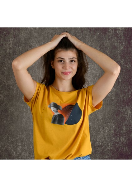Staring Woman Kadın Baskılı T-Shirt