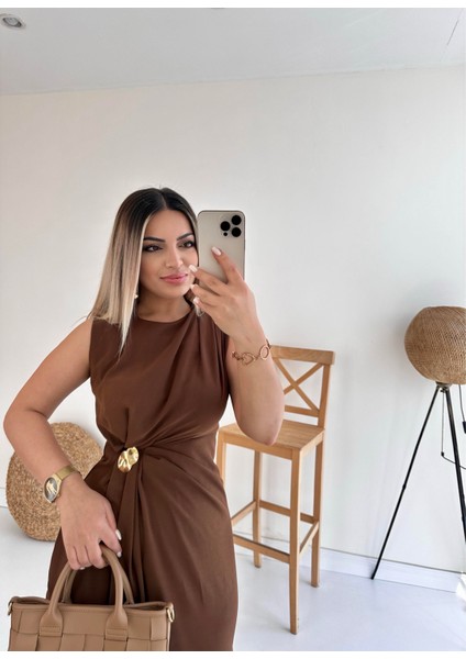 Broş Detaylı Yırtmaçlı Midi Şık Elbise Kahverengi