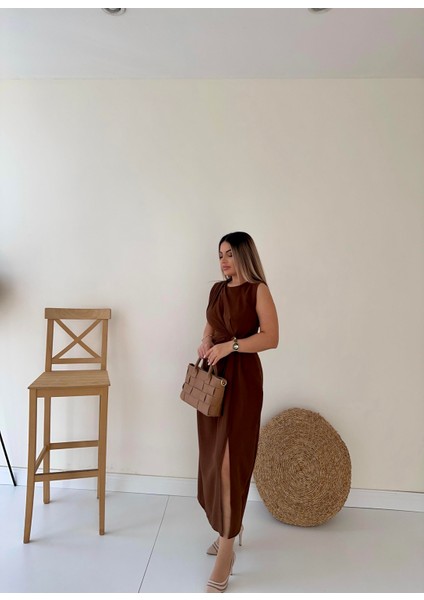 Broş Detaylı Yırtmaçlı Midi Şık Elbise Kahverengi