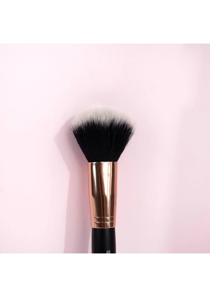 Blush Brush Yumuşak Kabuklu Allık ve Bronzlaştırıcı Fırçası fiyatları