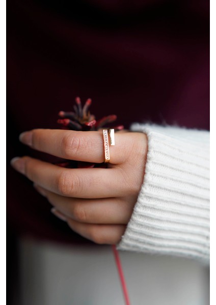 Zirkon Taşlı Keskin Tasarım Ayarlanabilir Gold Kadın Yüzük