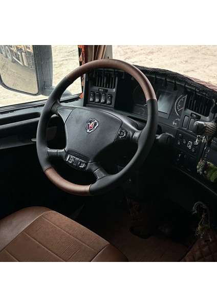 Dikişli Direksiyon Kılıfı Kahve Deri Siyah Deri / Dikiş Scania (Fotoğraftaki Direksiyon) Için