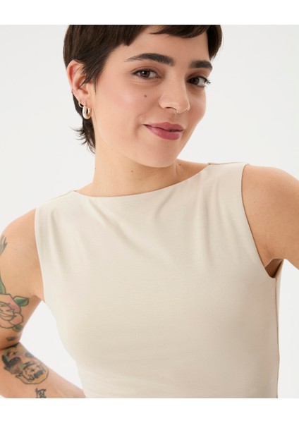 Kadın Krem Kayık Yaka Bluz - EcoVero™ Viskoz, Kolsuz, Tek Kat, Minimal ve Zarif Günlük Bluz modelleri