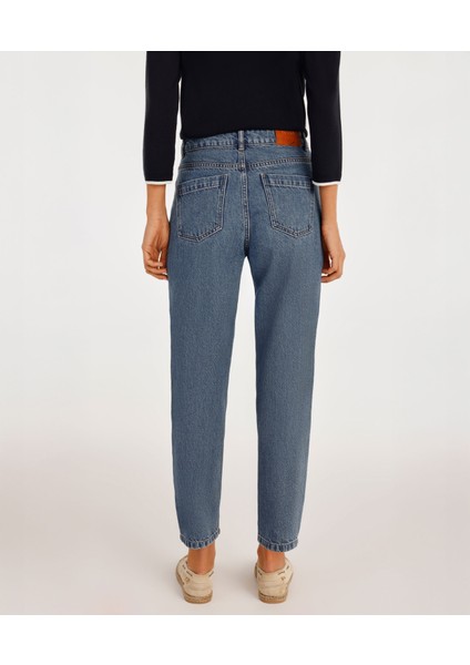 Kemer Aksesuarlı Yüksel Bel Mom Fit Denim Pantolon fırsatları