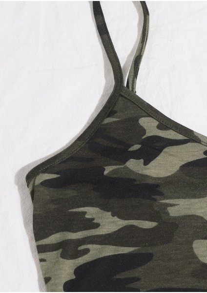 Kadın Kamuflaj Desenli Askılı Crop Top ve Şortlu Gecelik Takım