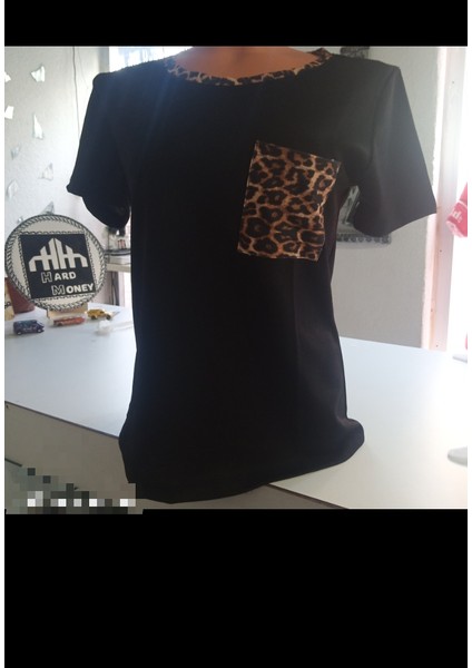 Leopar Detaylı Kadın T-Shirt