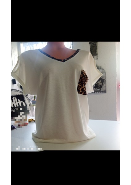 V Yaka Leopar Detaylı Kadın T-Shirt fiyatları