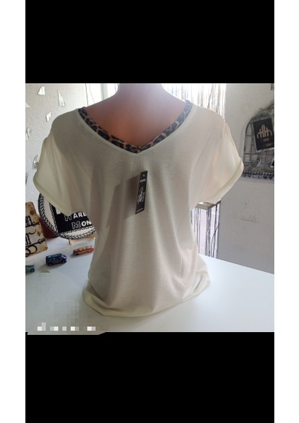V Yaka Leopar Detaylı Kadın T-Shirt modelleri