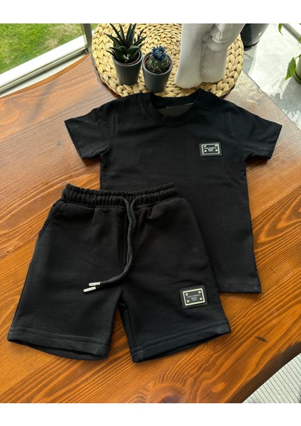 Siyah Tişört ve Şort Takım
