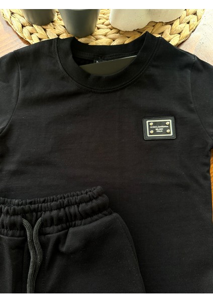 Siyah Tişört ve Şort Takım fırsatları