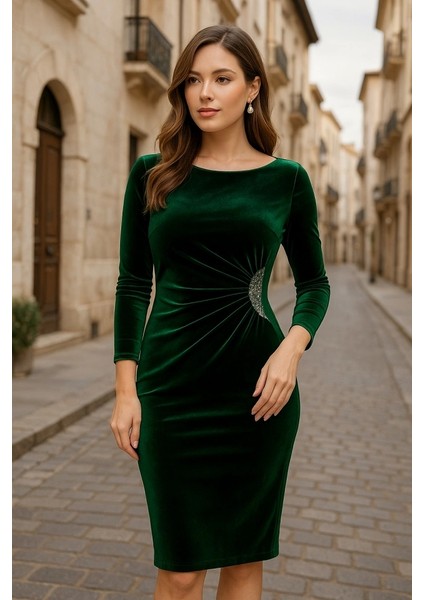 Kadın Uzun Kollu Yakası Açık Yanlardan Büzgülü Taş Detaylı Midi Kadife Elbise