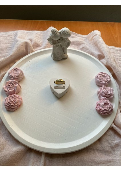 Taşlı Nişan Tepsisi – Yüzüklük, Gelin Damat Figürlü, 6 Adet Kokulu Gül (Yuvarlak 25X25 Cm)