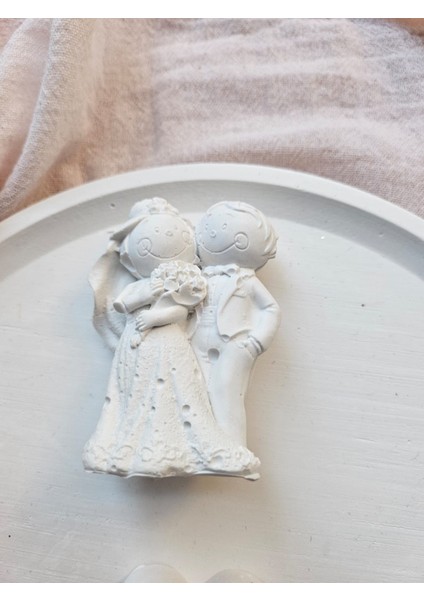 Taşlı Nişan Tepsisi – Yüzüklük, Gelin Damat Figürlü, 6 Adet Kokulu Gül (Yuvarlak 25X25 Cm) fiyatları