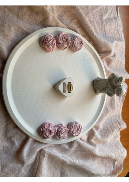 Taşlı Nişan Tepsisi – Yüzüklük, Gelin Damat Figürlü, 6 Adet Kokulu Gül (Yuvarlak 25X25 Cm) fırsatları