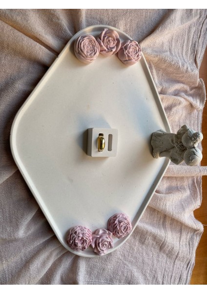Taşlı Nişan Tepsisi – Yüzüklük, Gelin Damat Figürlü, Kokulu Güllü Dekor (30X23 Cm) fiyatları