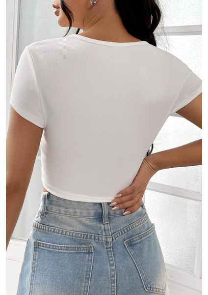Kadın Beyaz Yarım Kol Düz Yaka Crop Top Bluz