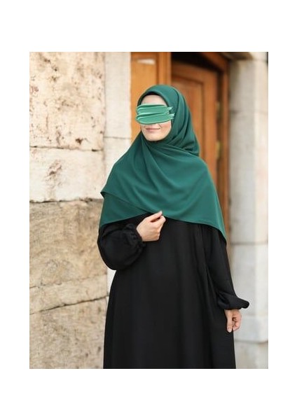 Tesettür Hijab Medine Ipeği Eşarp Zümrüt Yeşili