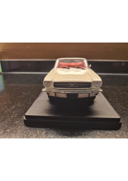 1/24 Ford Mustang Convertible 1965​ modelleri